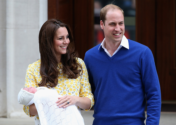 Acompanhada do príncipe William, Kate Middleton deixa a maternidade com a filha no colo