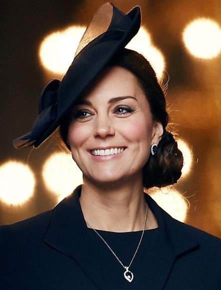 Kate Middleton aposta nos coques laterais (Imagem: Pinterest/telegraph.co.uk)