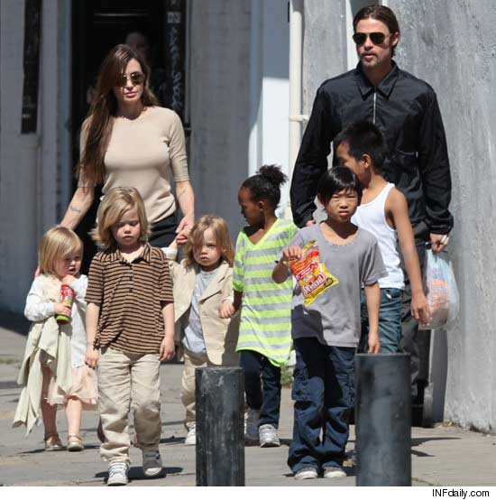 Angelina com filhos e Brad