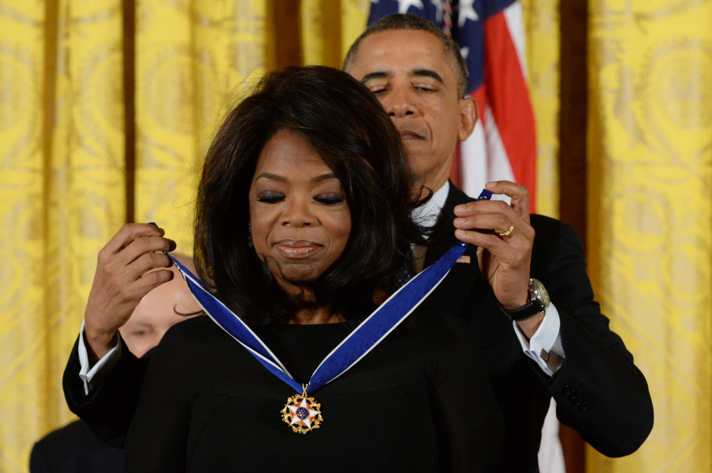 O presidente dos EUA, Barack Obama, concedeu a Oprah a mais importante honraria do governo americano, a Medalha Presidencial da Liberdade