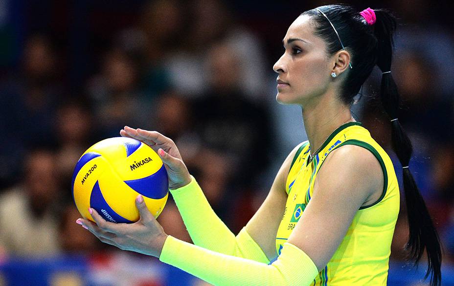 Jaqueline, jogadora da seleção brasileira feminina de vôlei, mostra que é vaidosa dentro e fora das quadras