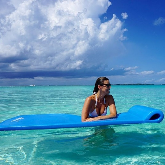 Depois de um mergulho nesse mar lindo das Bahamas, da-lhe protetor solar!
