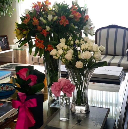 Adoro quando minha casa fica assim, cheia de flores e cheia de vida!