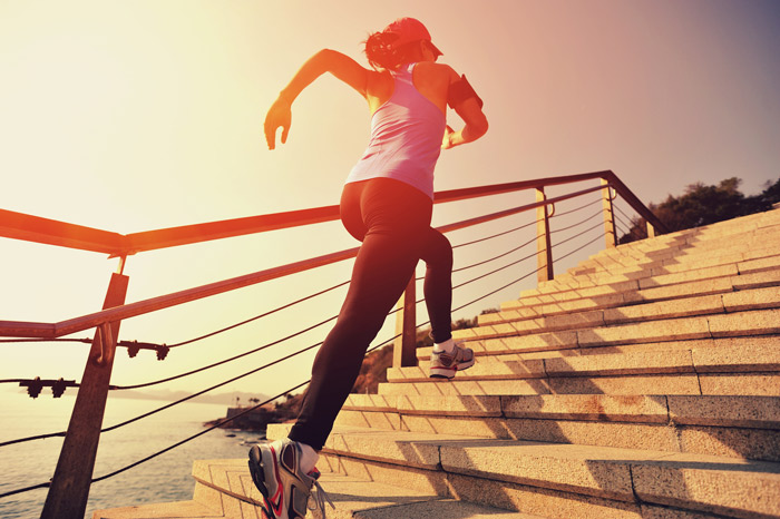 exercicios-para-emagrecer-mulher-subindo-correndo-escadas-nutridirect