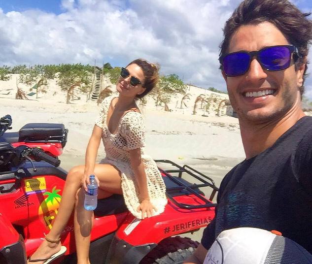 Isis Valverde e o namorado fazem selfie antes de passeio de buggy pelas dunas de Jeri