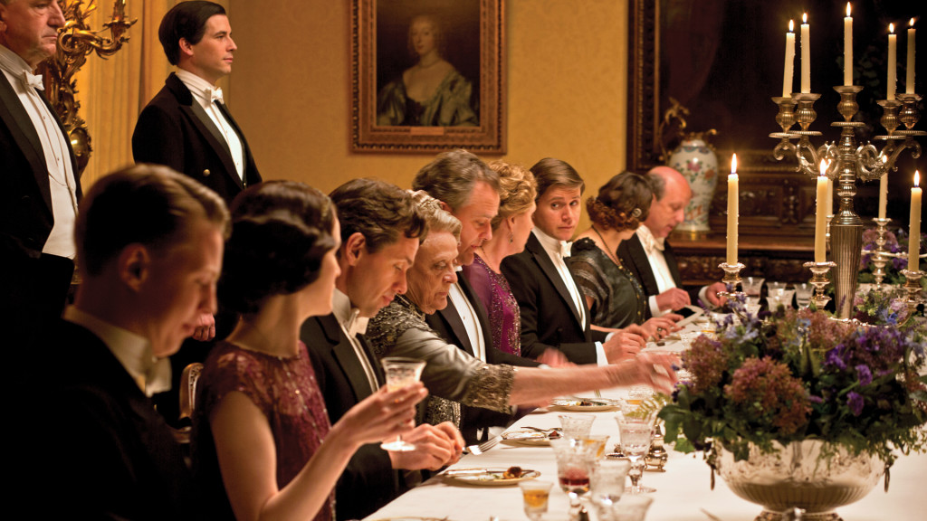 Um dos luxuosos jantares promovidos pela família Crawley, na série Downton Abbey